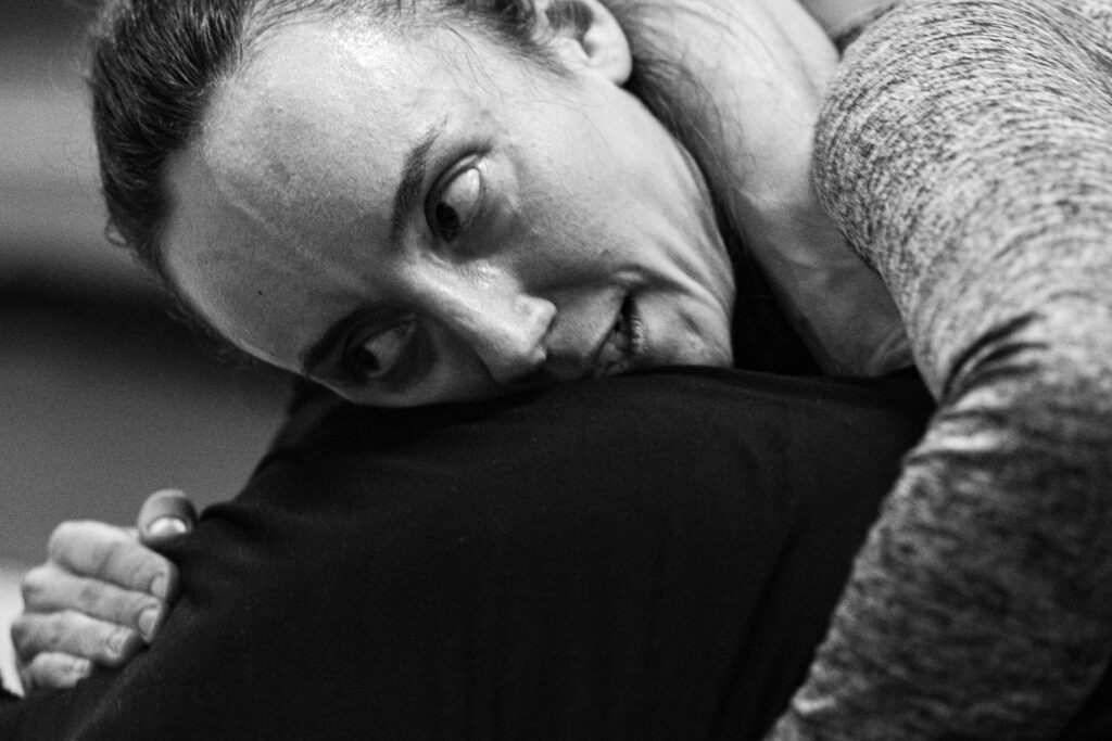 Die Aufnahme zeigt einen Moment intensiven Kampftrainings, vermutlich im Rahmen einer Reportage. Die Schwarzweißdarstellung verstärkt die Dramatik und den Fokus auf die Emotionen der beteiligten Personen.