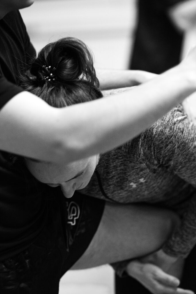 Die Aufnahme zeigt eine Reportage-Szene im Bereich Kampfsport, vermutlich ein Training oder Wettkampfvorbereitung. Die starke Kontrastgebung und die Nahaufnahme verstärken den Eindruck von Intensität und Konzentration.